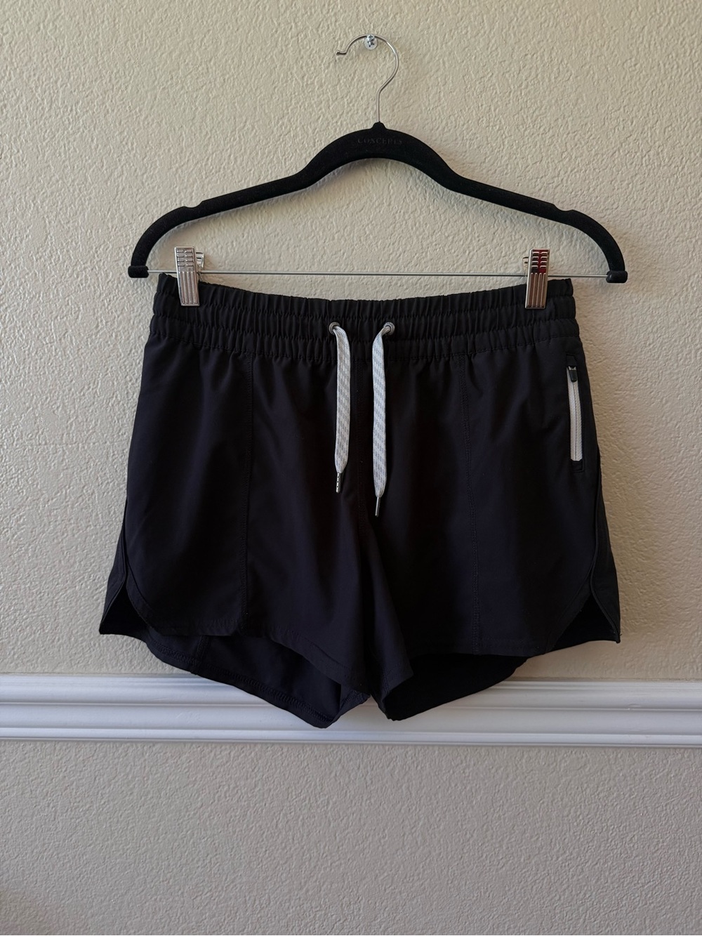 Vuori 3.5” Clementine Shorts Black Small